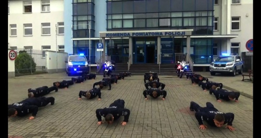Jarosławscy policjanci wzięli udział w charytatywnej akcji #GaszynChallenge. Przed komendą policji wykonali wspólnie 10 pompek [FOTO]