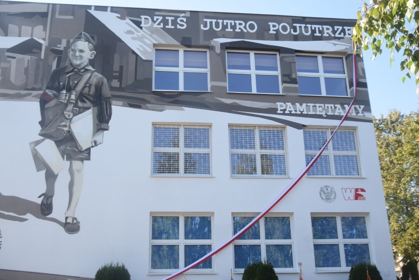 Murale na ścianach  szkoły podstawowej numer 27 w Radomiu...