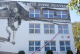 Historyczne murale odsłonięte na ścianach szkoły podstawowej numer 27 w Radomiu. Zobaczcie zdjęcia i film