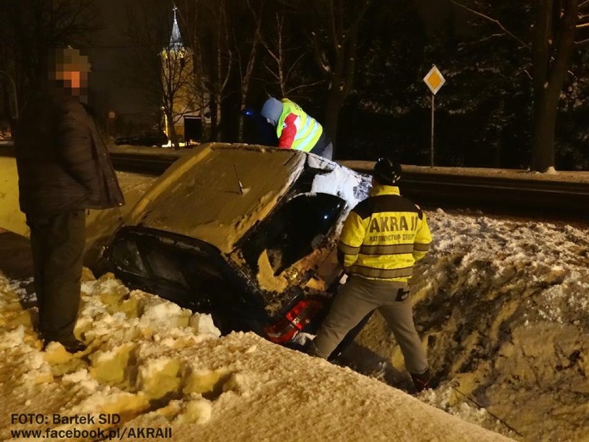 Wypadek w Kozach. Pijana wjechała do rowu... a potem zwyzywała i opluła