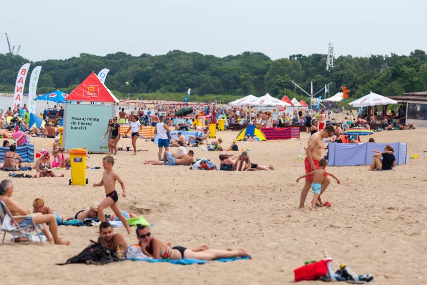 Wakacje nad morzem. Plaża w Brzeźnie przyciąga turystów [ZDJĘCIA]