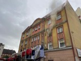 Lębork. Strażacy wezwani do pożaru mieszkania w starej kamienicy przy ulicy Derdowskiego