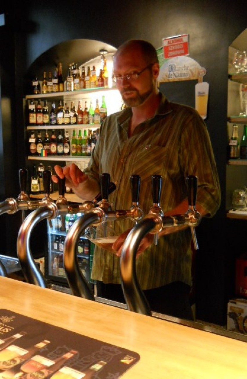 Barman z pubu Piwoteka Narodowa, nalewający gościom regionalny browar