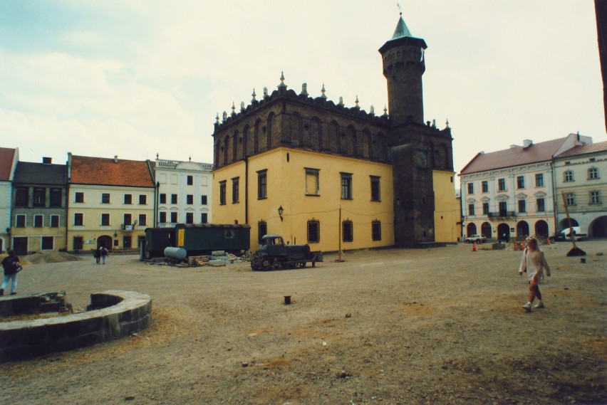 Tarnów. Trzy oferty na remont płyty Rynku. Zobacz, jak kiedyś wyglądało serce miasta!