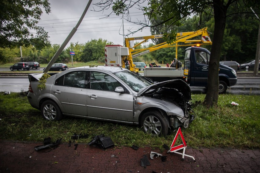 Wypadek na al. Włókniarzy w Łodzi. Ford uderzył w latarnię [ZDJĘCIA]