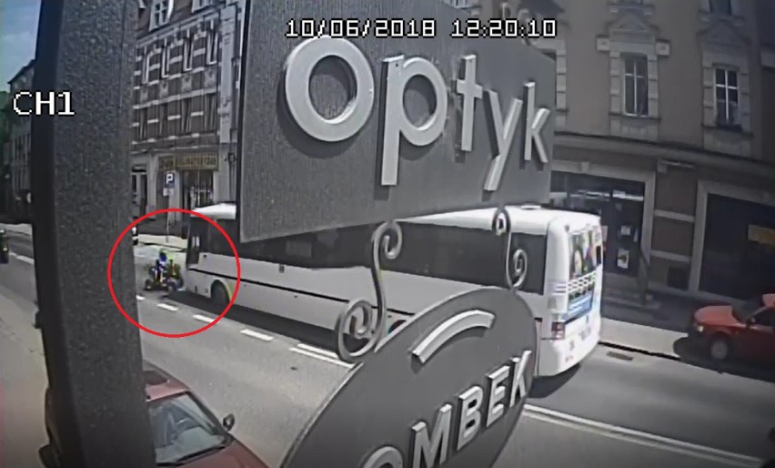Wypadek w Siemianowicach Śl.:  8-latek kierujący quadem zderzył się z autobusem [ZDJĘCIA, WIDEO]