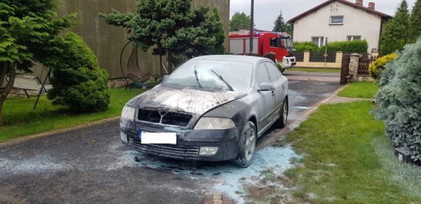 Pożar samochodu w Woźnikach. Mieszkańcy zdusili pożar gaśnicami