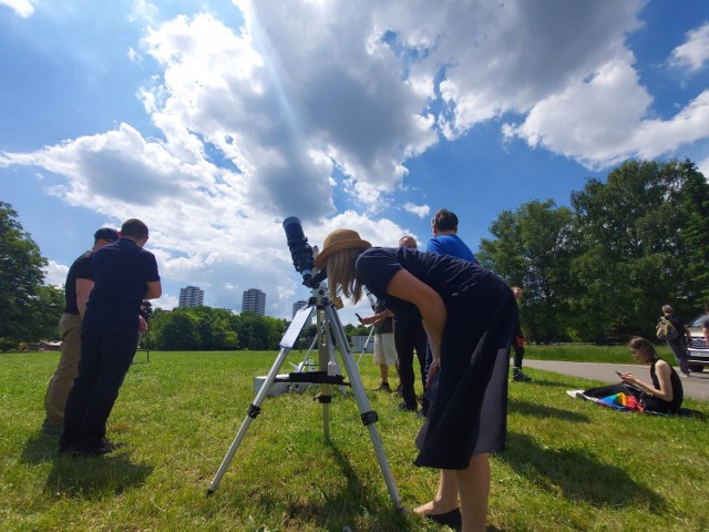 W czwartek 10 czerwca o godzinie 11.54 rozpoczęło się częściowe zaćmienie Słońca. Zjawisko dzięki wypożyczonemu sprzętowi z Planetarium Śląskiego mogli obserwować mieszkańcy Chorzowa w Parku Śląskim. 

Zobacz naszą galerię i przekonaj się jak wyglądało tegoroczne zaćmienie Słońca.