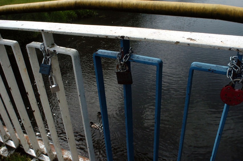 Mosty w Słupsku: Można już przypinać kłódki na moście zakochanych [ZDJĘCIA]