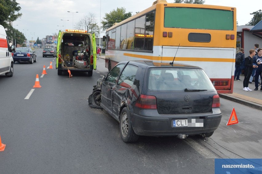 Volkswagen zderzył się z dwoma autobusami na ul. Okrzei we Włocławku [zdjęcia, wideo]