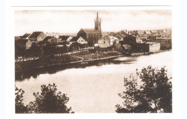 Panorama miasta- widok na rynek z dominującą bryłą kościoła ewangelickiego. Dobrze widoczne są także budynki browaru Luxa (przy jeziorze). Ilustracja pochodzi z przełomu XIX i XX wieku.