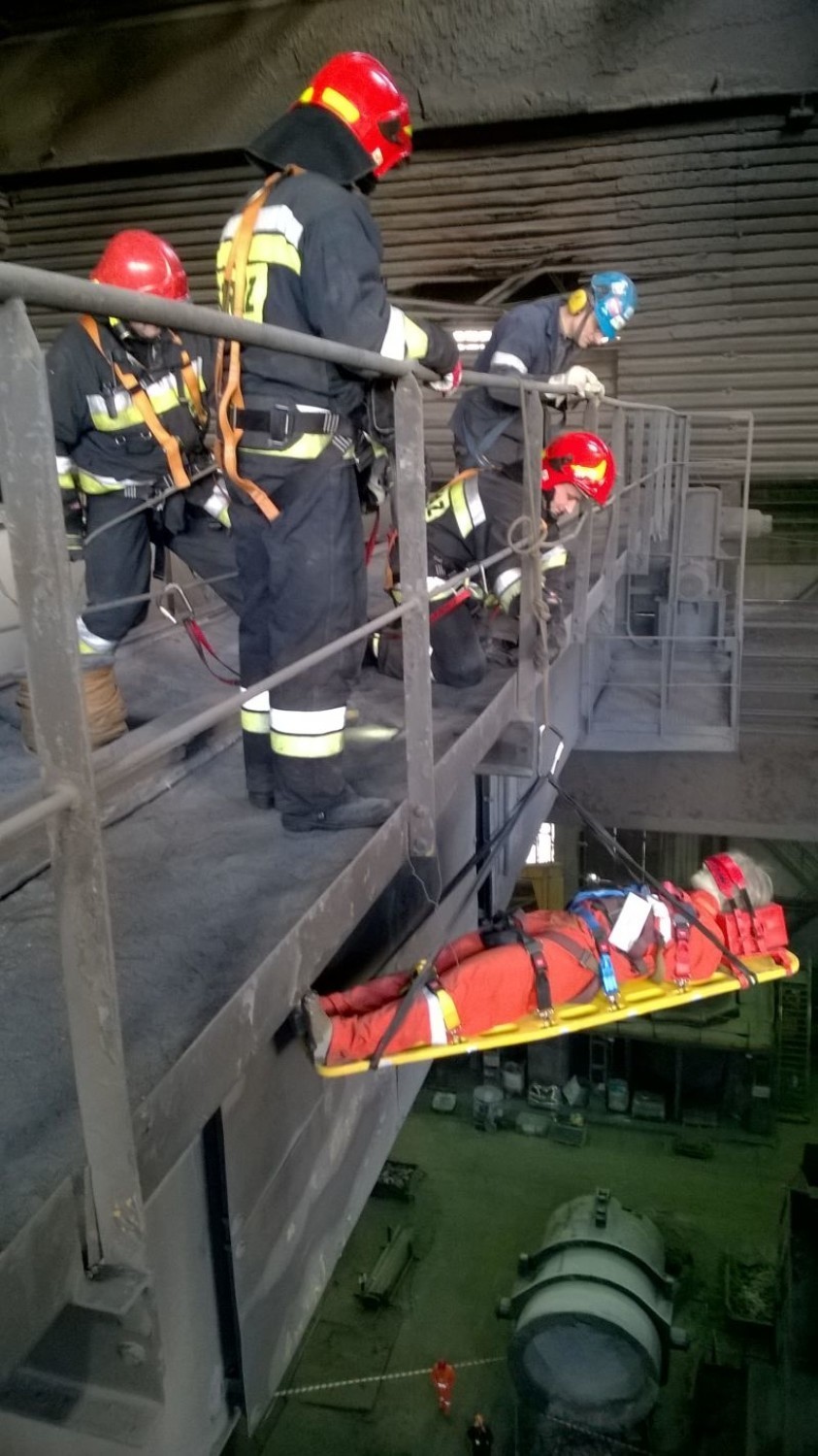 Ćwiczenia strażackie na terenie ostrowieckiej huty