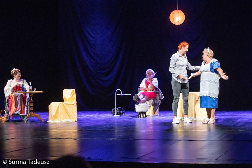 Teatr Krzywa Scena przedstawił "8 kochających kobiet". ZDJĘCIA