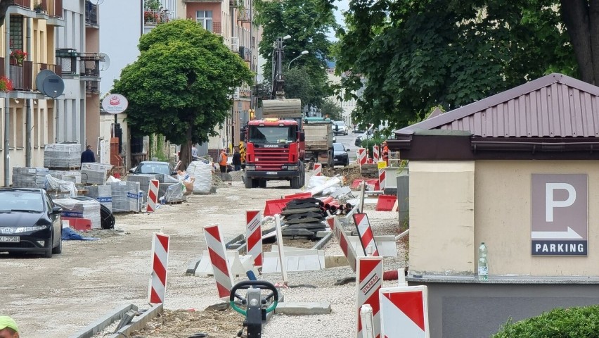Na remontowanej ulicy Słowackiego w Kielcach widać nową nawierzchnię. Zobacz na zdjęciach, jak idą prace