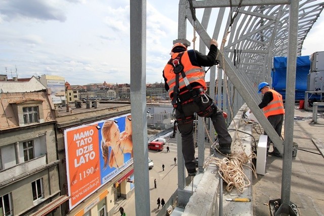 Montaż świetlika nad wejściem do GK