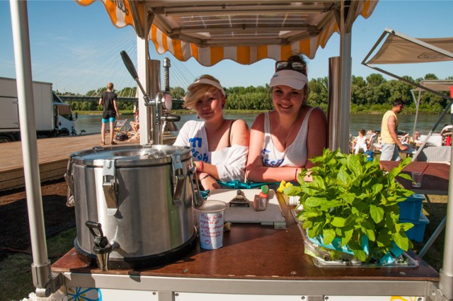 Slow Market nad Wisłą

Co weekend na Slow Markecie pojawiają się zdrowe, świeże produkty w przestrzeni zachęcającej do wypoczynku w gronie znajomych. W menu wystawców znajdują się min. wegańskie burgery, ryby i owoce morza, hummus, duży wybór dań kuchni z całego świata (między innymi koreańska, hiszpańska, polska), naturalne napoje czy wypieki domowej roboty.

Czytaj także: Slow Market nad Wisłą. Warto przyjść tu nie tylko po zdrową żywność