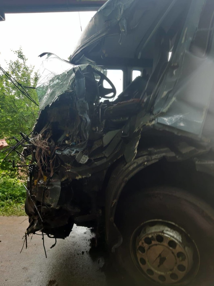 Wyglądało strasznie! Maska auta wgnieciona, kierowca zakleszczony. Wypadek na trasie Zwartowo - Żelazno FOTO