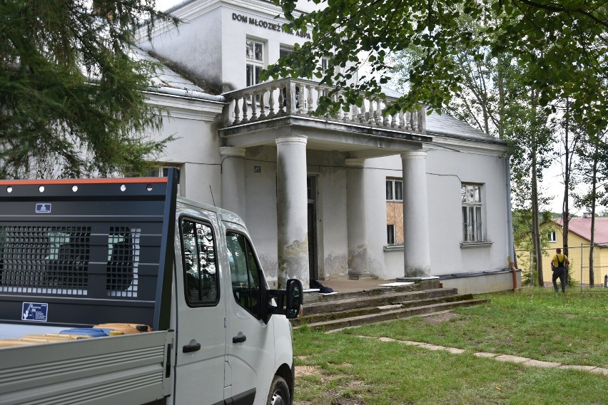Centrum kultury w dawnym Domu Młodzieży im. arcybiskupa Wałęgi w Moszczenicy. Prace w budynku ruszyły