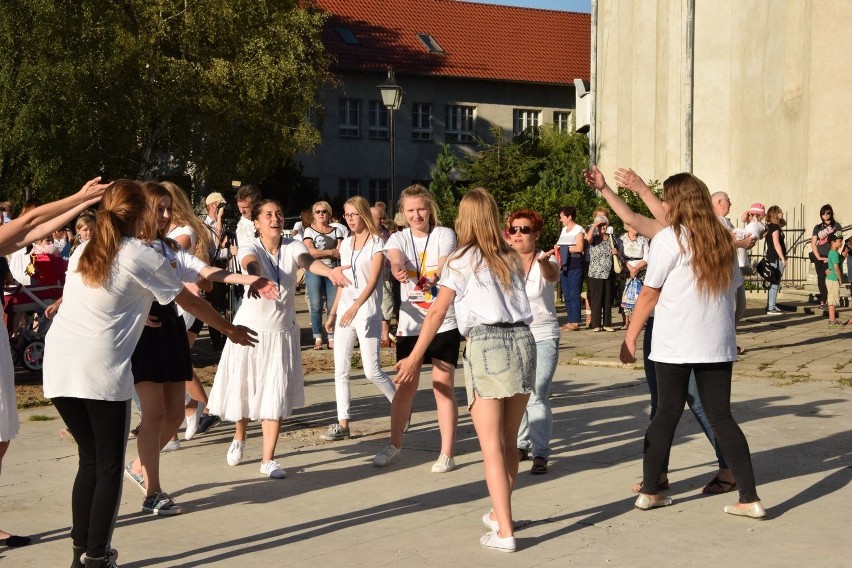 Tańcami i śpiewami powitaliśmy pielgrzymów z Angoli. Festyn...