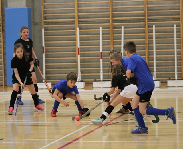 Dwa turnieje hokeja na trawie rozegrano w hali sportowej w Tarnowskich Górach