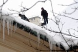Krakowskie Przedmieście: Lód spadł z rynny i trafił w kobietę
