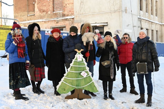 Pracownicy Teatru Lalki i Aktora „Kubuś” w Kielcach, tak jak rok temu, ruszyli pochodem sprzed siedziby przy ulicy Dużej do budującej się na Zamkowym Wzgórzu nowej siedziby, by złożyć świąteczne życzenia budowlańcom.