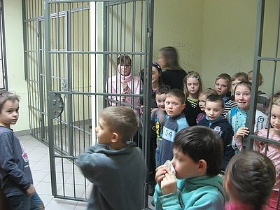 KRÓTKO: Dzieci zwiedziły Komendę Miejską Policji w Piekarach Śl.