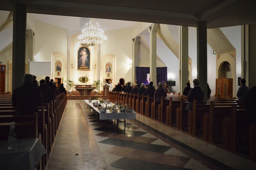 Święcenie pokarmów w kościołach w Bełchatowie.