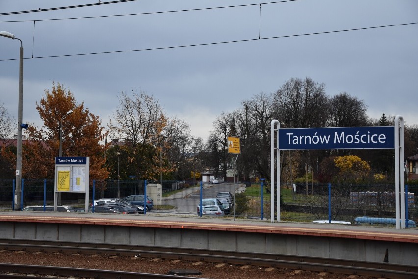 Dworzec w Mościcach to antywizytówka Mościc. Budynek z lat...