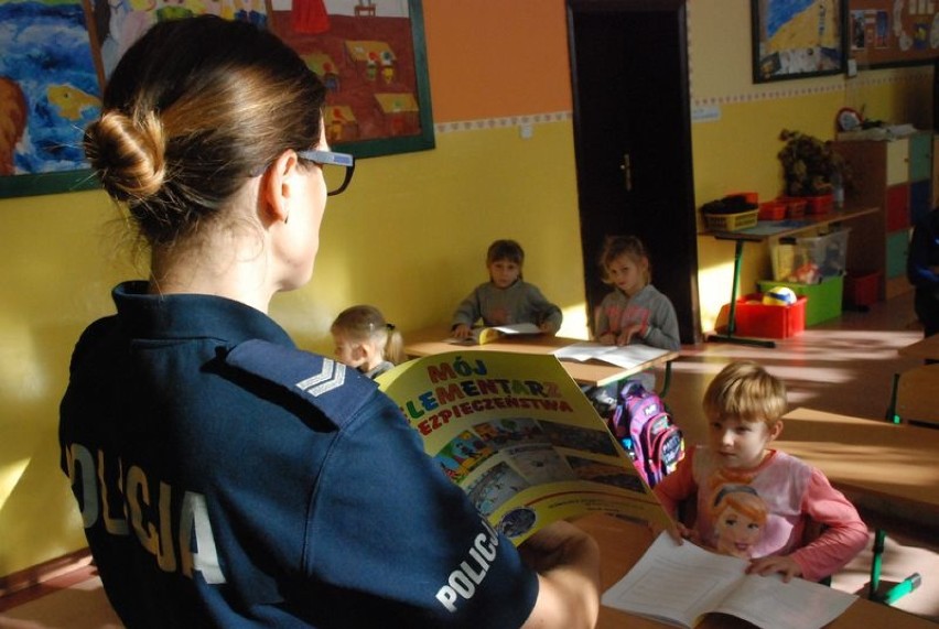 Uczę się bezpieczeństwa: policjantka uczyła dzieci w...