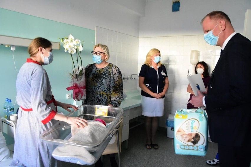 Prezydent Przemyśla odwiedził w szpitalu pierwsze dzieci...