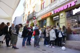 Otwarcie Dunkin' Donuts w Łodzi. Tłumy klientów przed kultową pączkarnią [ZDJĘCIA,FILM]