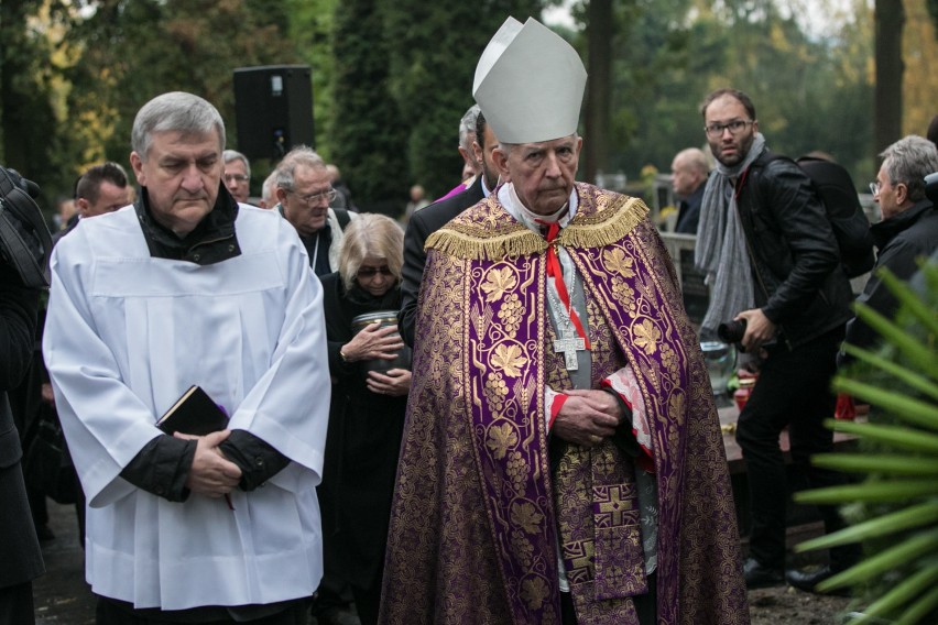 Pogrzeb Andrzeja Wajdy. Ostatnie pożegnanie na cmentarzu na Salwatorze [ZDJĘCIA]