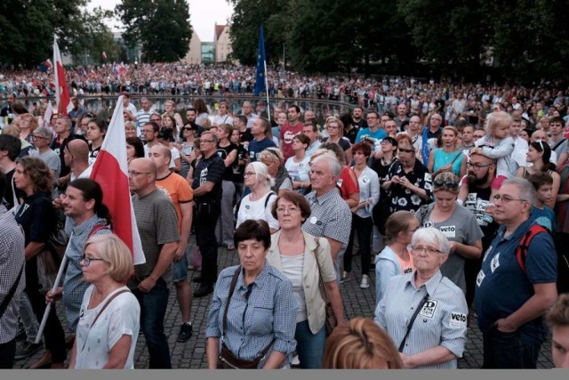 Tłum tym razem zebrał się w parku Mickiewicza.