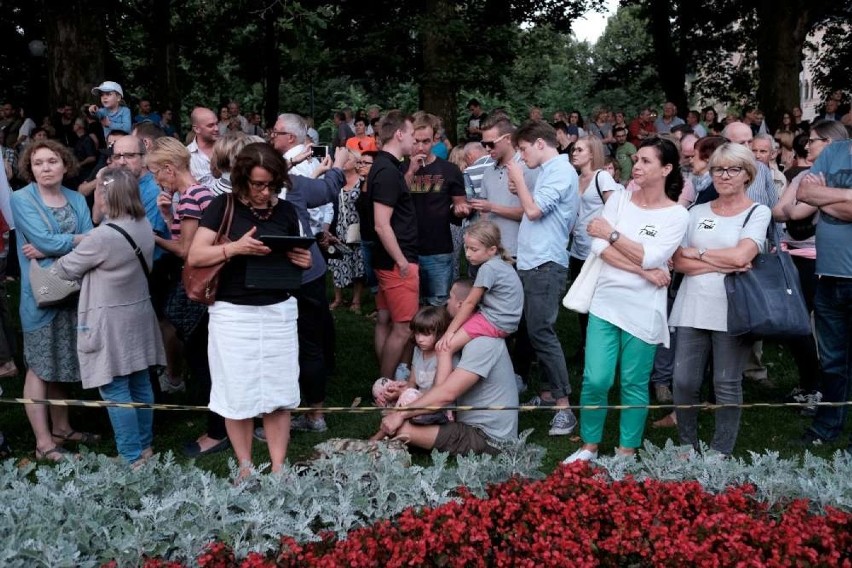 Tłum tym razem zebrał się w parku Mickiewicza.