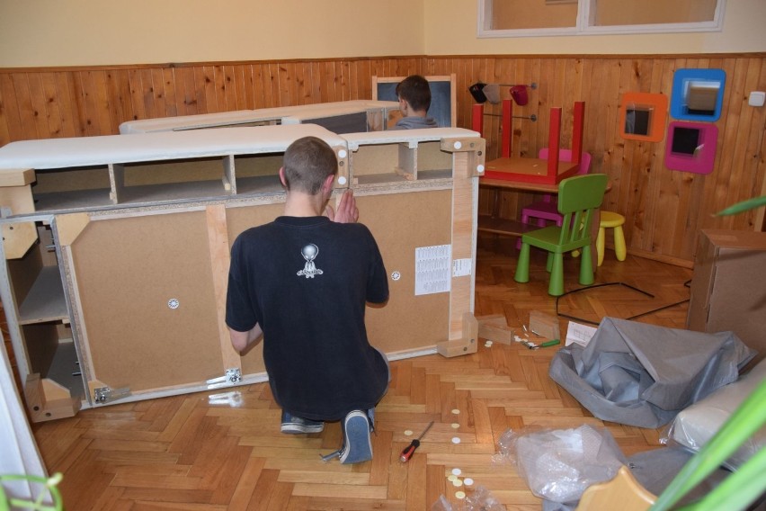 Kilkanaście kompletów mebli dla Centrum Pomocy Dziecku w Grudziądzu podarował Sits i Ikea [zdjęcia]