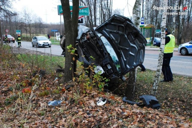 Auto roztrzaskało się na drzewie na granicy Jastrzębia i Żor