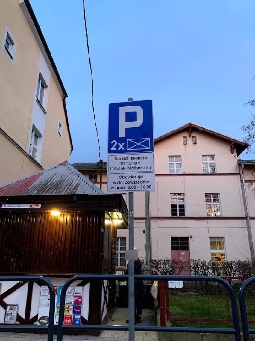 Malbork. Ulica Słowackiego coraz bardziej usiana "kopertami". Przy ograniczonej liczbie miejsc parkingowych to problem dla zmotoryzowanych