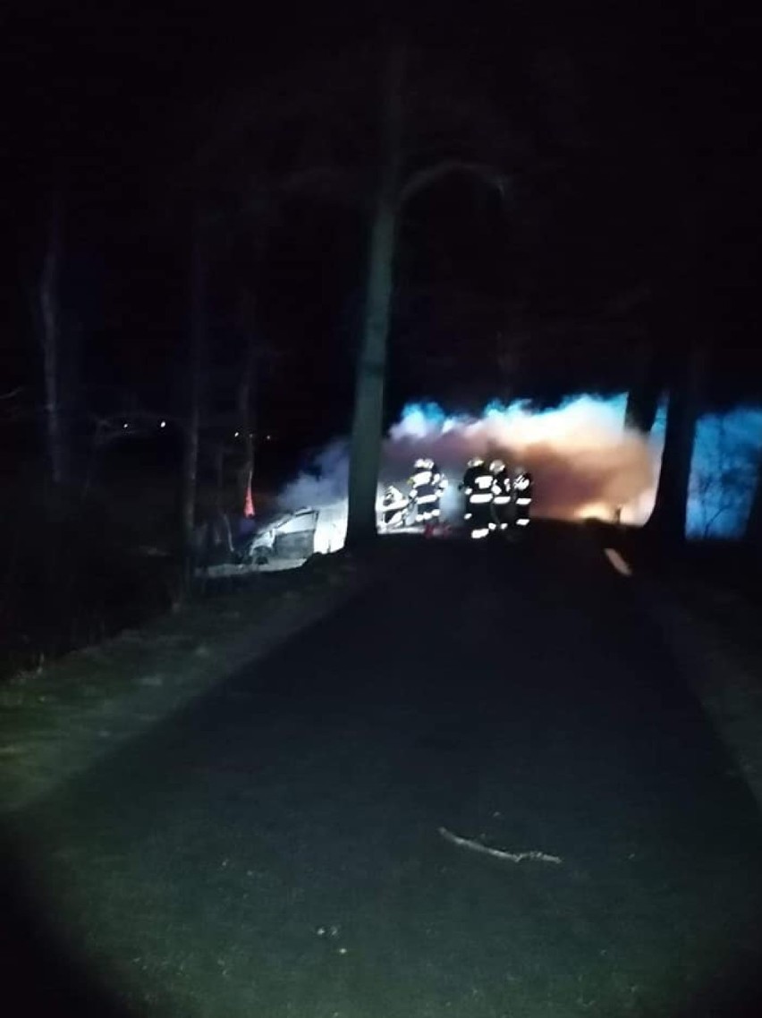 Strażacy w gminie Pruszcz płonące auto gasili pianą....