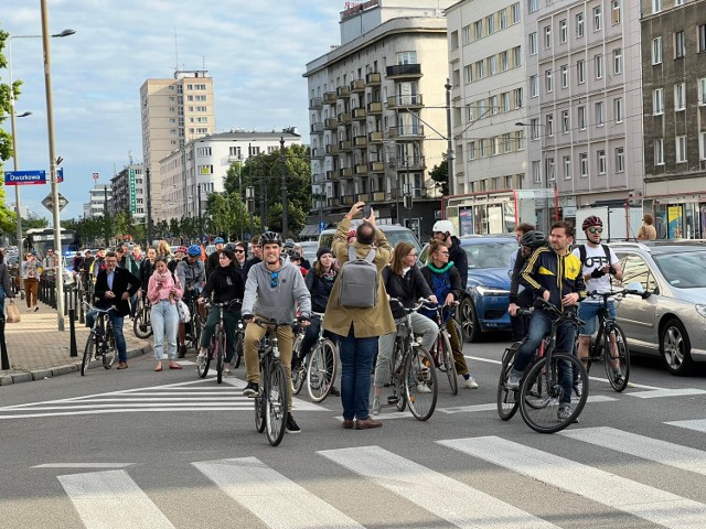 Masa Krytyczna na Puławskiej. Rowerzyści i piesi chcą zmian na warszawskiej ulicy