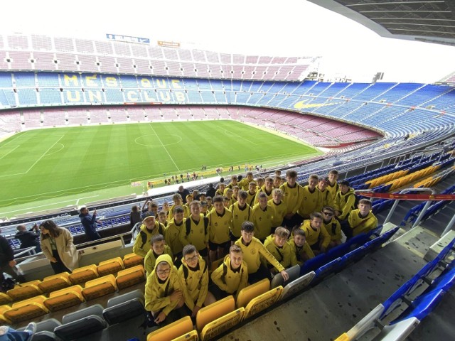 Młodzi piłkarze ze Szczecinka w Hiszpanii na stadionie FC Barcelona