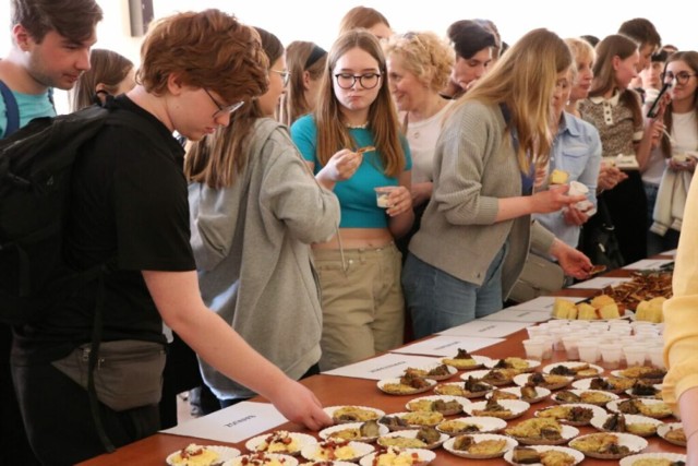 Uczniowie szkół ponadpodstawowych z Przemyśla w PWSW poznawali zwyczaje kulinarne różnych państw świata.