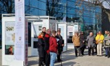 Wystawa "Chłopi w Archiwach" w Piotrkowie. Plenerową ekspozycję można oglądać przed Mediateką 800-lecia w Piotrkowie. ZDJĘCIA