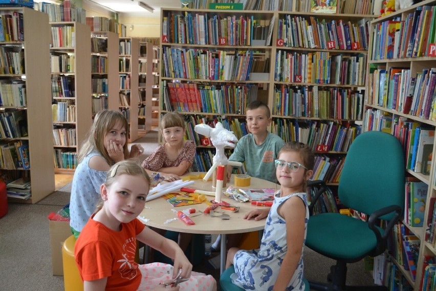 Wakacje z Miejsko-Gminną Biblioteką Publiczną w Jędrzejowie. Zobaczcie jak dzieciaki spędzają czas w bibliotece