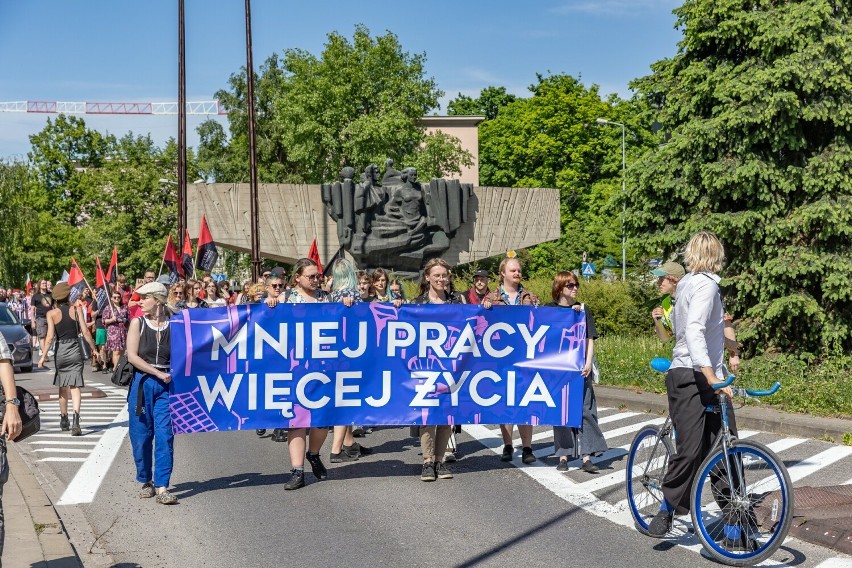 Pierwszomajowy marsz w Krakowie z hasłami "Mniej pracy, więcej życia". Bo Polacy pracują za długo