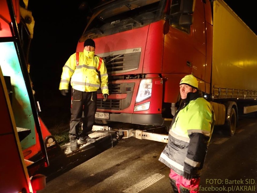 Ciężarówka zabokowała starą drogę na Bielsko