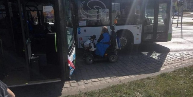 Pani Bogusia, zwana w Szczecinie Balbiną, nie będzie mogła wjeżdżać skuterem elektrycznym do autobusów i tramwajów