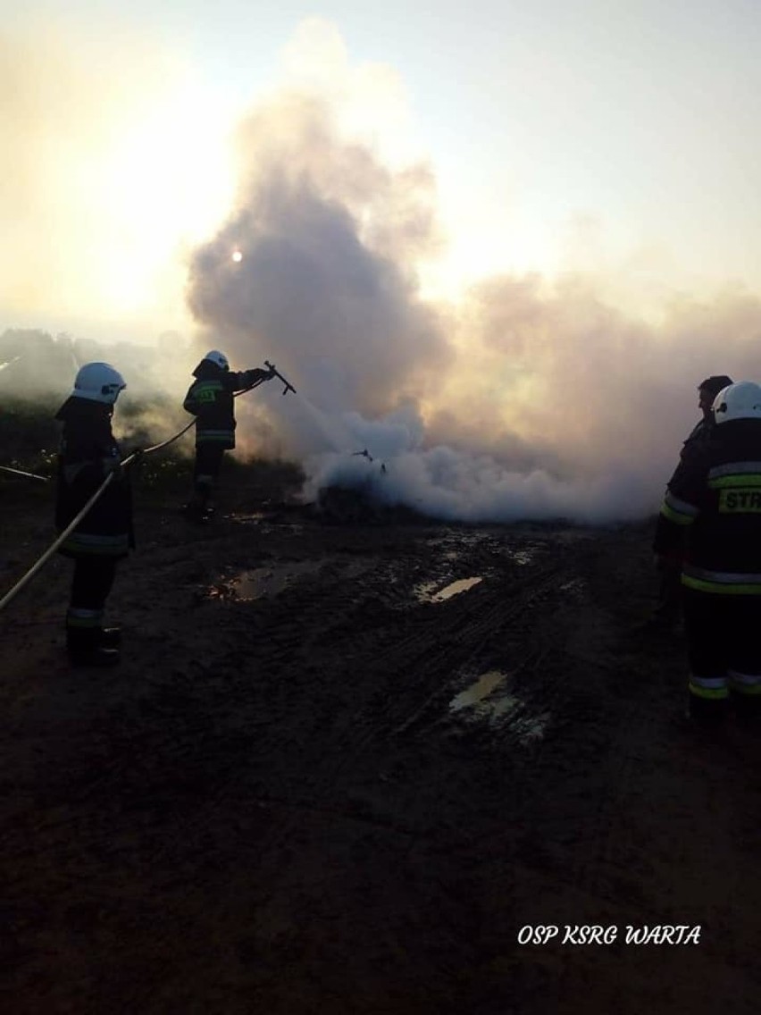 W Raczkowie w gminie Warta strażacy gasili palące się śmieci 