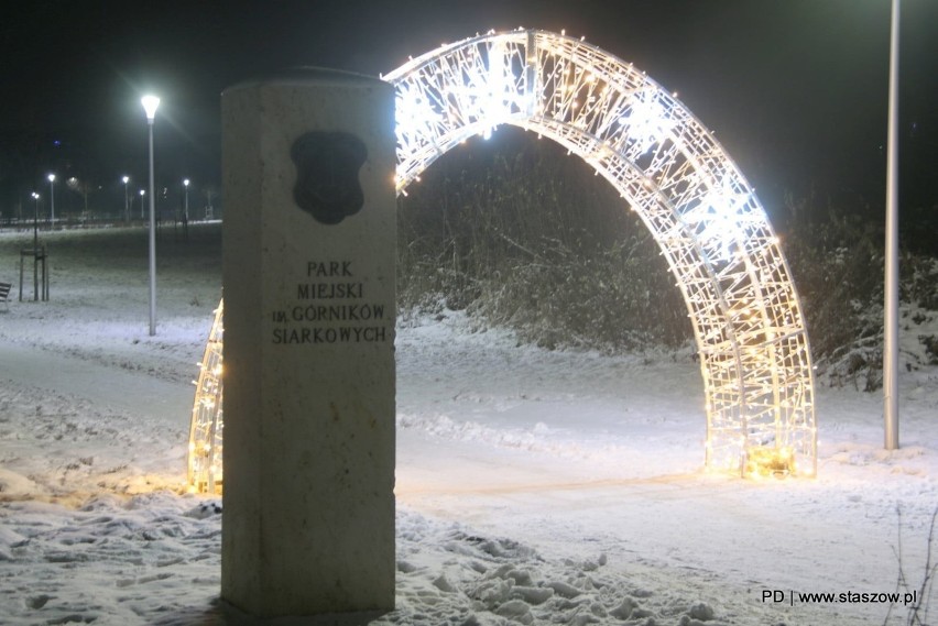 Staszów w świątecznym okresie wygląda bardzo ładnie,...