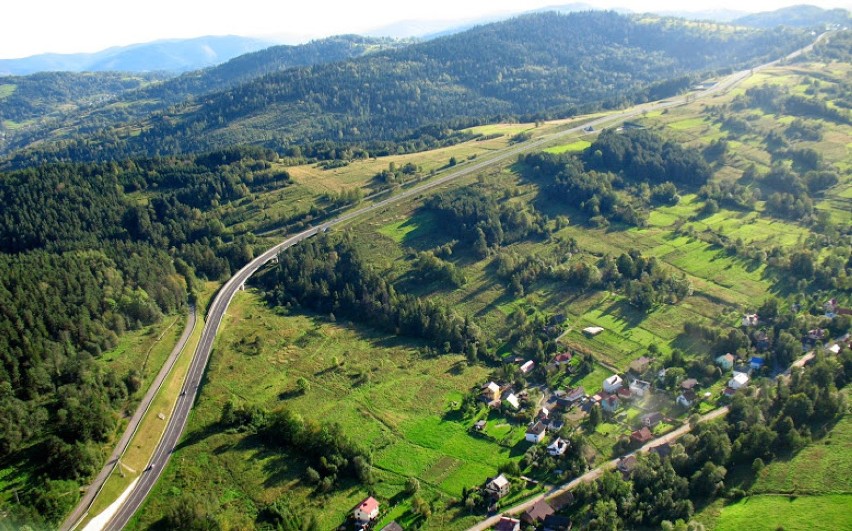 Beskid Żywiecki z lotu ptaka. Zobacz zdjęcia wykonane przez paralotniarza